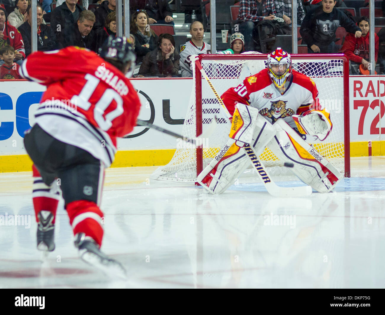 Chicago, Illinois, USA. Dec 8, 2013. 8 décembre 2013 - Chicago, IL, États-Unis d'Amérique - Décembre 08, 2013 : Chicago, Illinois, États-Unis - Blackhawk # 10 Patrick Sharp tente un tir sur Panther # 30 gardien Scott Clemmensen pendant la partie de la Ligue nationale de hockey entre les Blackhawks de Chicago et les Panthers de la Floride à l'United Center de Chicago, IL. © csm/Alamy Live News Banque D'Images