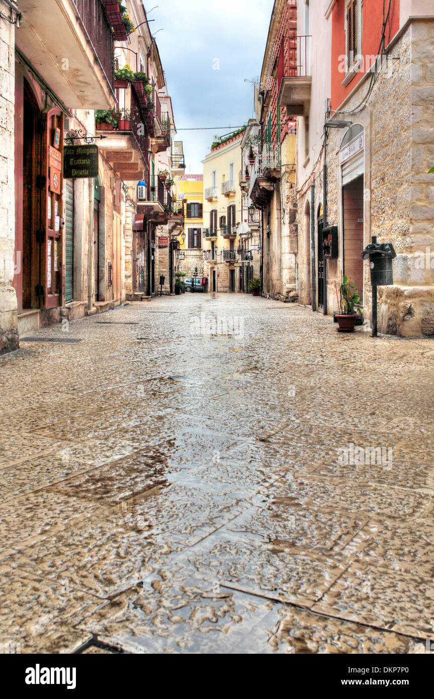 Street dans la vieille ville, Barletta, Pouilles, Italie Banque D'Images