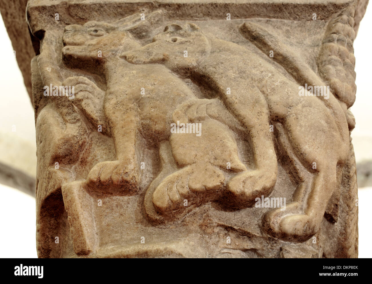Capitale médiévale de colonnes, Crypte de la Basilique de Saint Nicolas (Basilica di San Nicola), Bari, Pouilles, Italie Banque D'Images