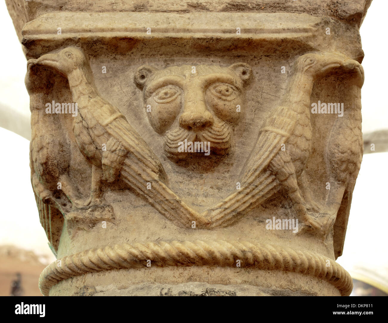 Capitale médiévale de colonnes, Crypte de la Basilique de Saint Nicolas (Basilica di San Nicola), Bari, Pouilles, Italie Banque D'Images