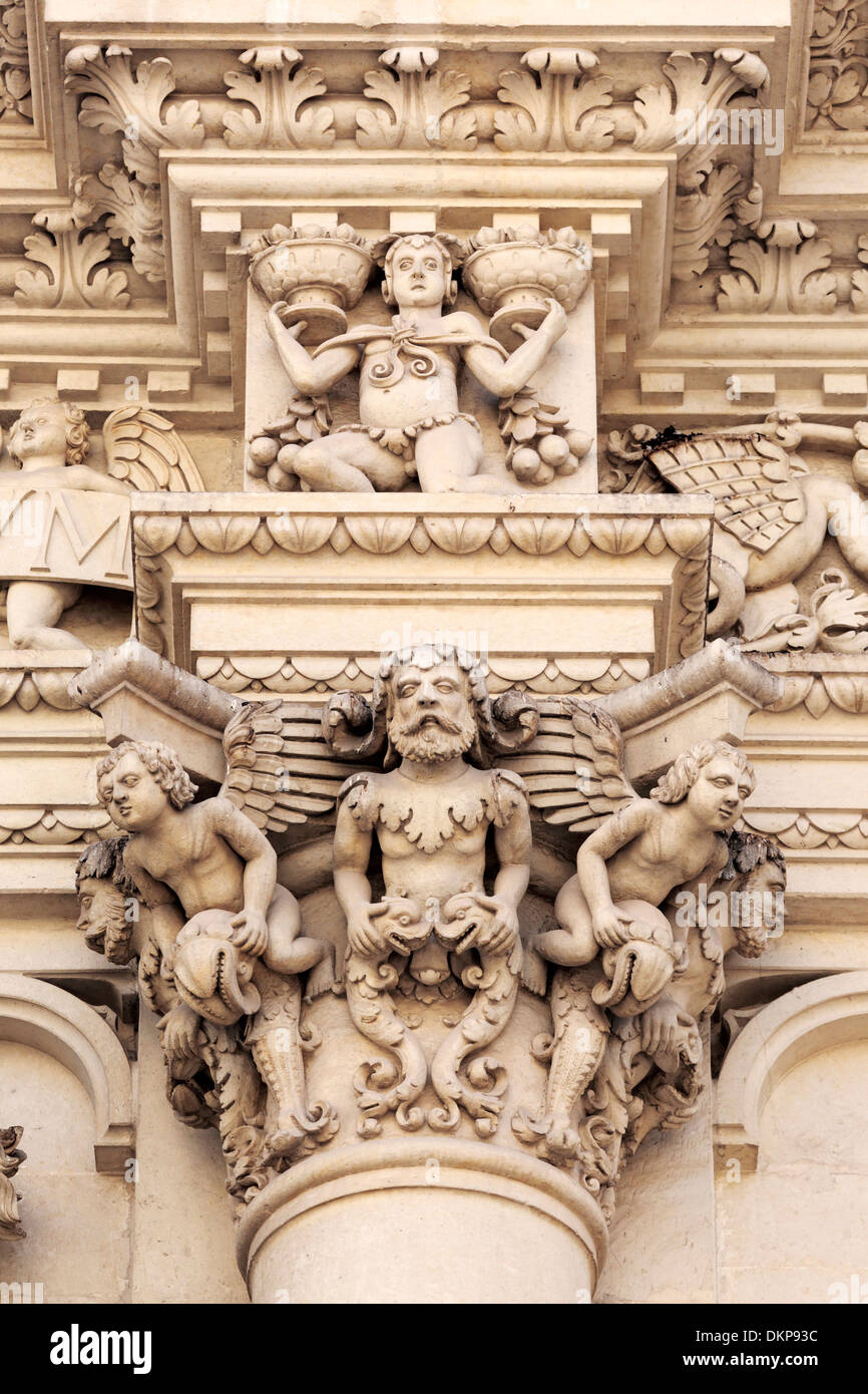 La sculpture de la façade de l'église de la Sainte Croix (Chiesa di Santa Croce), Lecce, Pouilles, Italie Banque D'Images