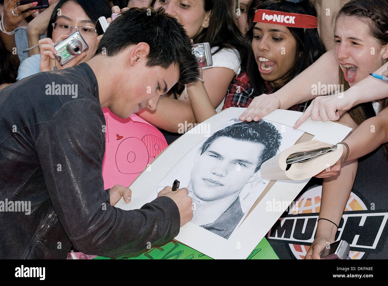 22 juin 2009 - Toronto, Ontario, Canada - 21 juin 2009 - Toronto, Ont.Taylor Lautner, signe des autographes pour les fans sur le tapis rouge à la MTV Music Awards 2009. .Terry Ting/ Southcreek IME / Zuma Press (crédit Image : ©/ZUMApress.com) mondial Southcreek Banque D'Images