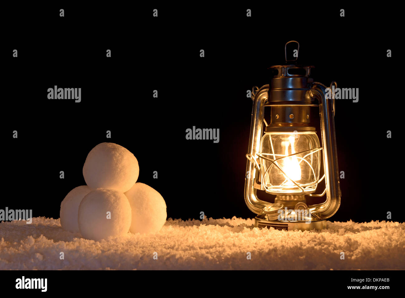 Neige illuminée par la lumière d'une lampe à huile Banque D'Images