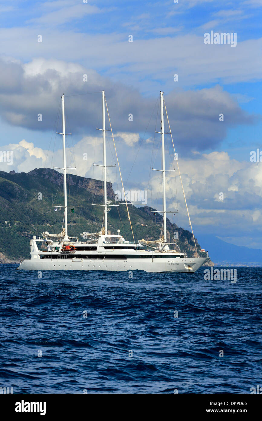 Yacht à voile, Côte Amalfitaine, Campanie, Italie Banque D'Images