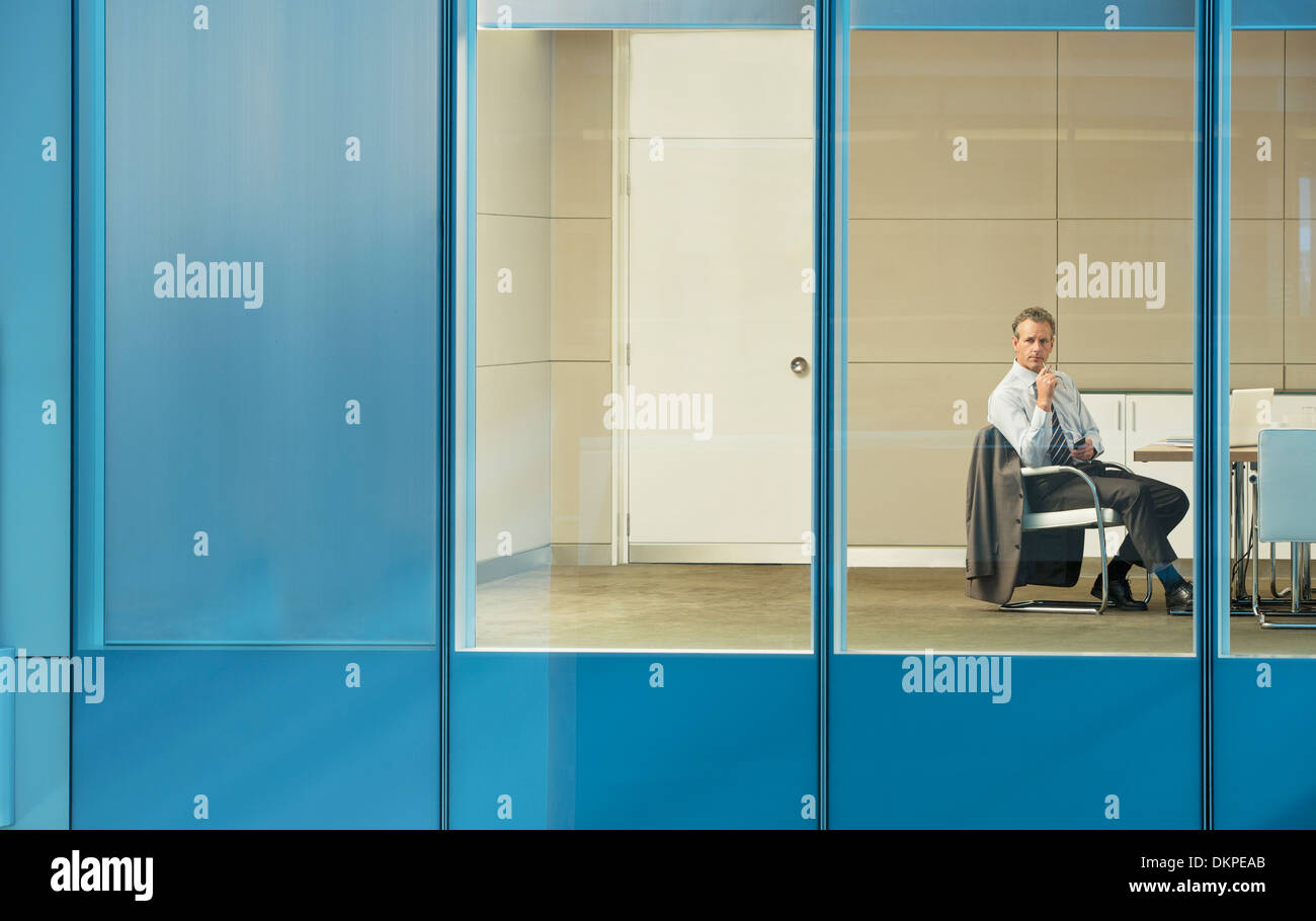 Businessman sitting in conference room Banque D'Images