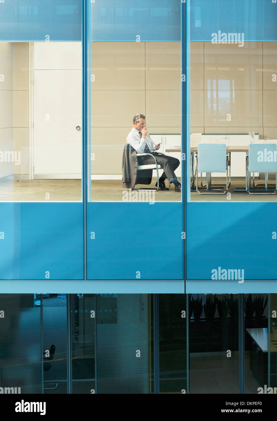 Businessman sitting in conference room Banque D'Images