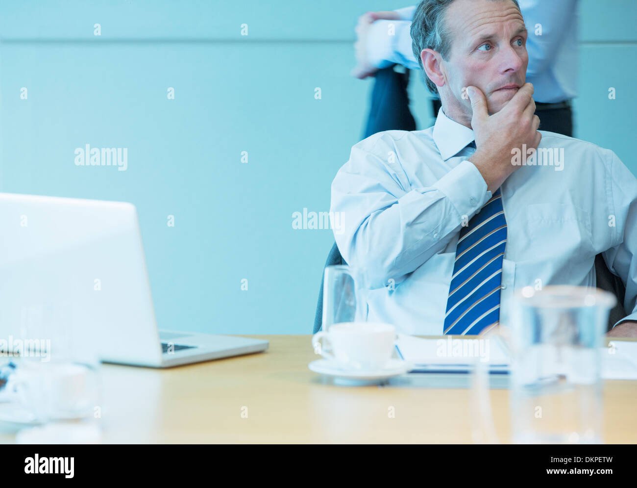 Businessman sitting in meeting Banque D'Images