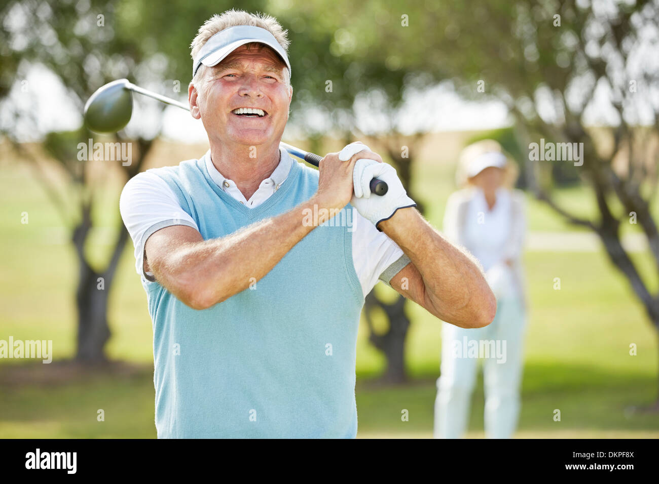 Senior couple on golf course Banque D'Images