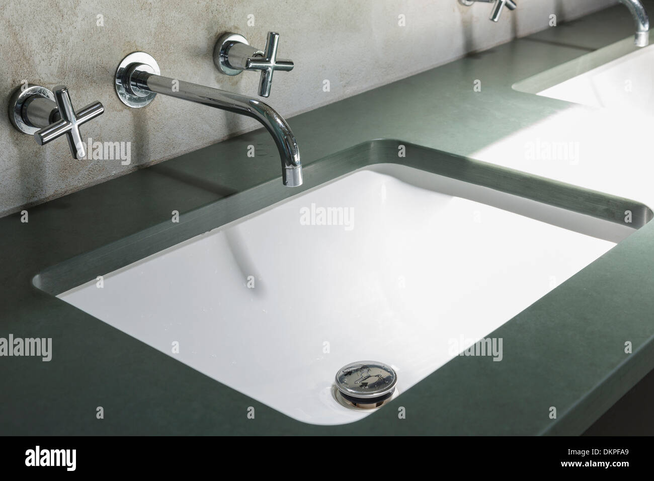 Robinet et évier de salle de bains moderne Banque D'Images