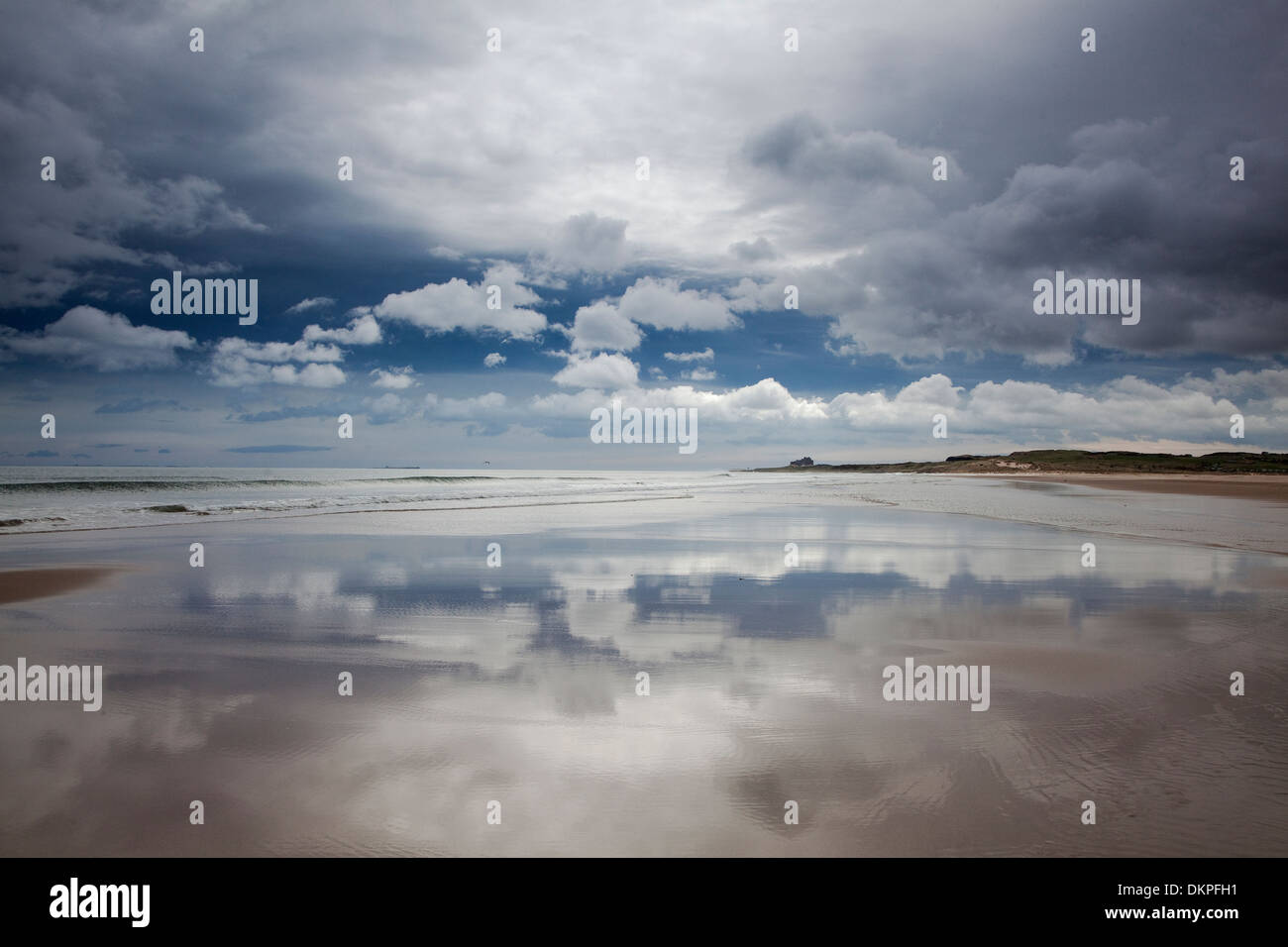 La réflexion des nuages sur plage à marée basse Banque D'Images