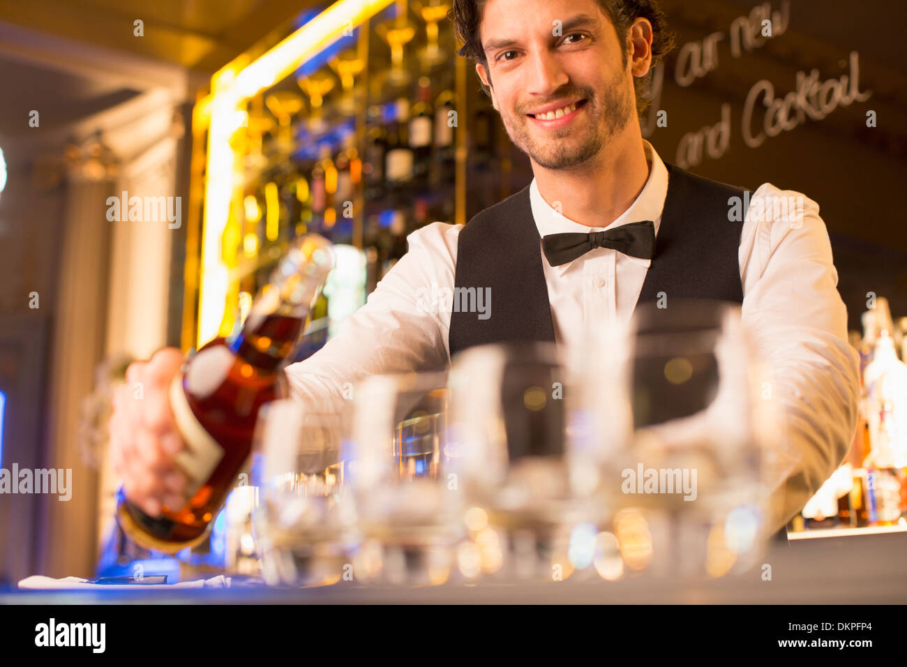 Portrait de well dressed bartender pouring bourbon dans le luxe bar Banque D'Images