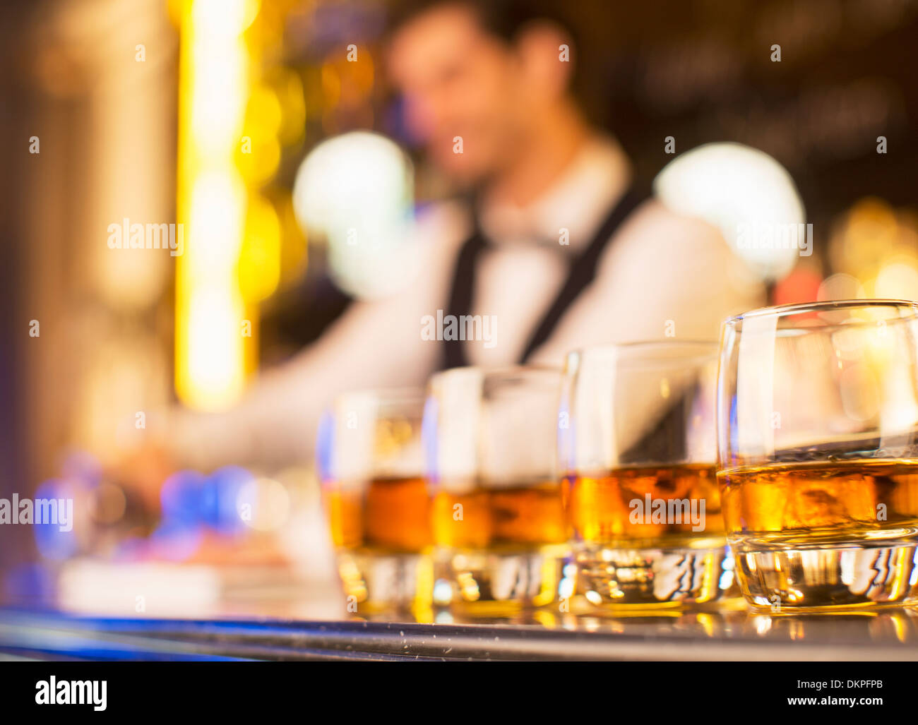 Close up de bourbon dans les verres d'affilée sur bar Banque D'Images