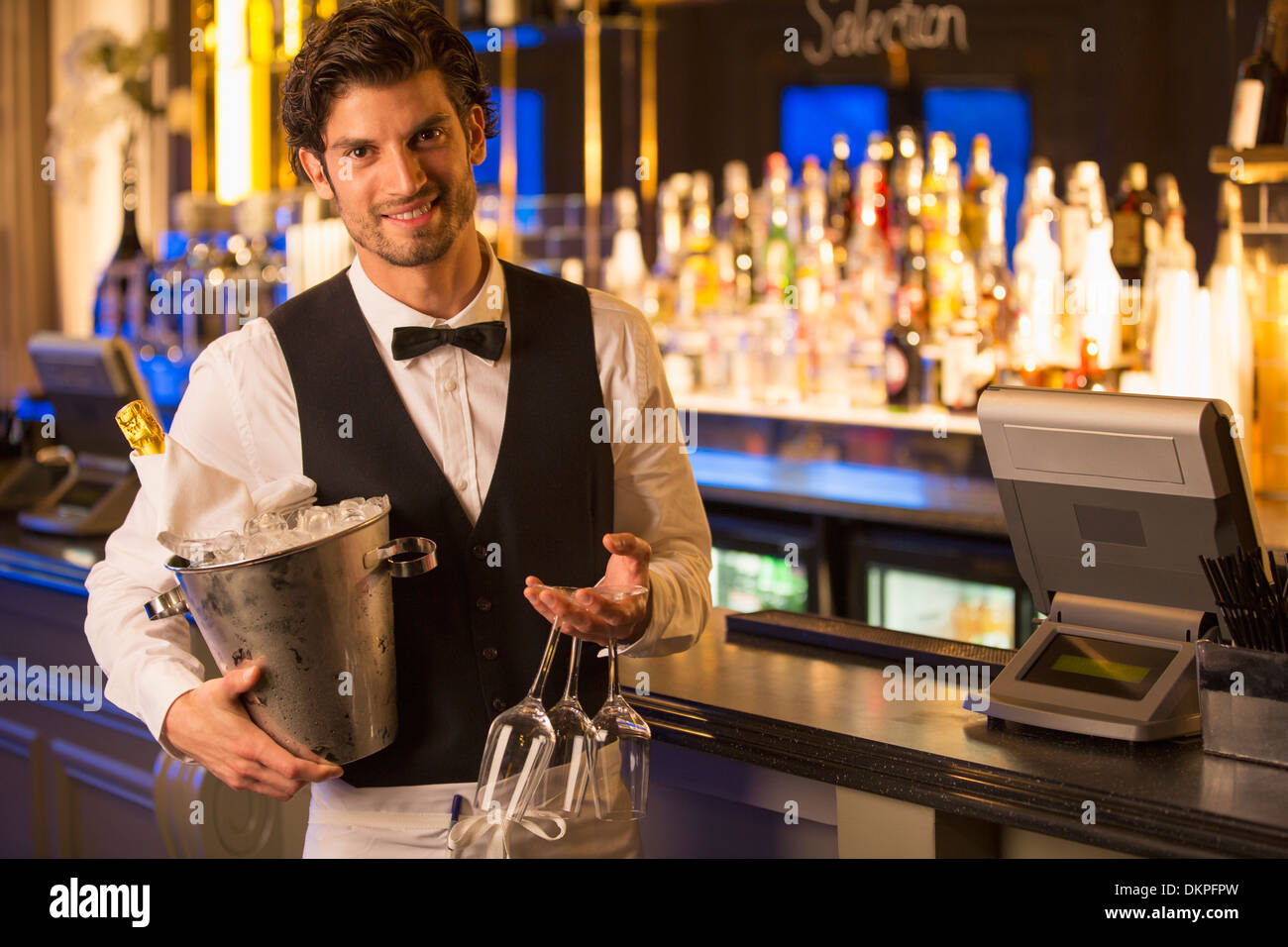 Portrait de well dressed bartender holding champagne bucket dans le luxe bar Banque D'Images