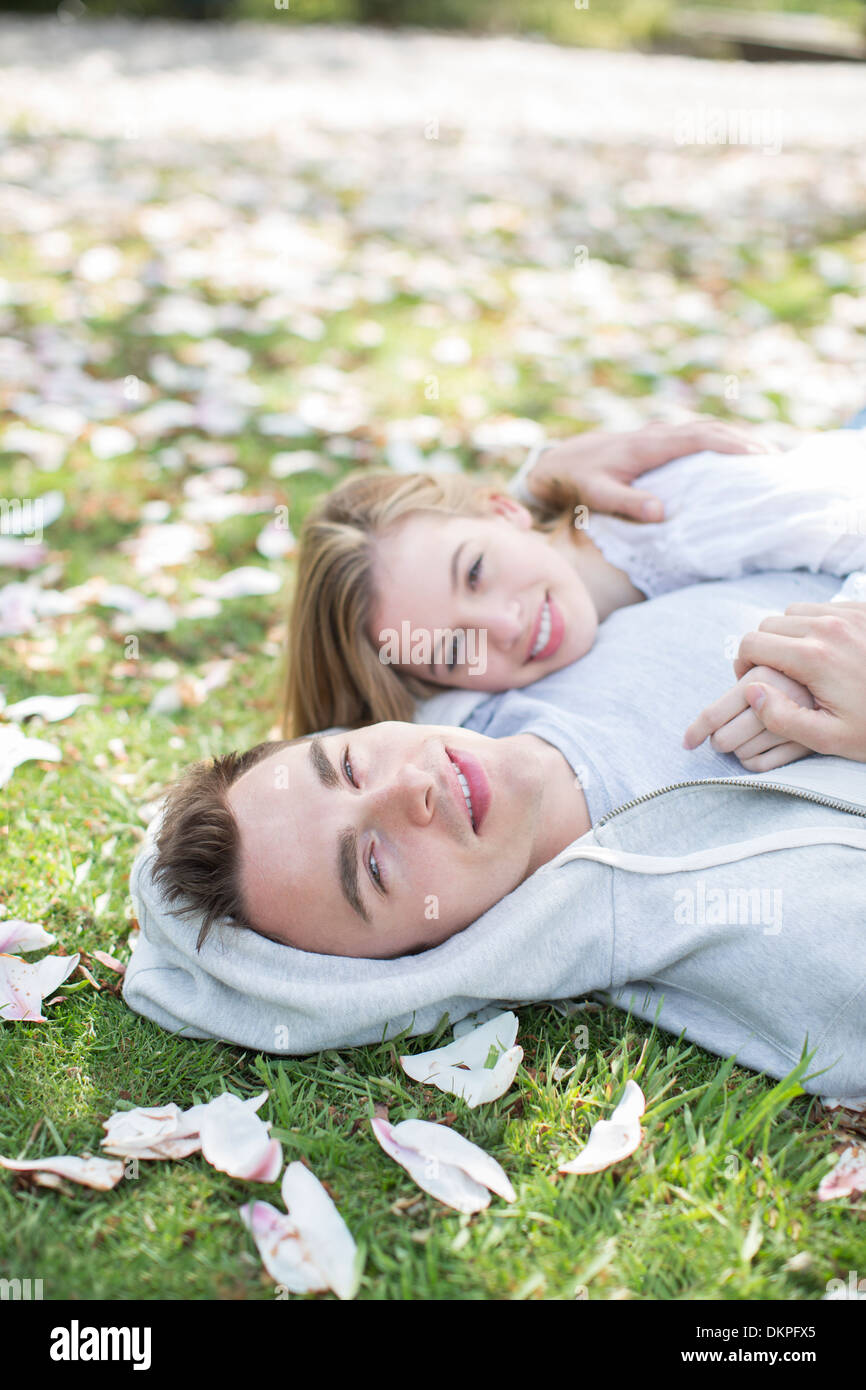 Couple laying in grass outdoors Banque D'Images