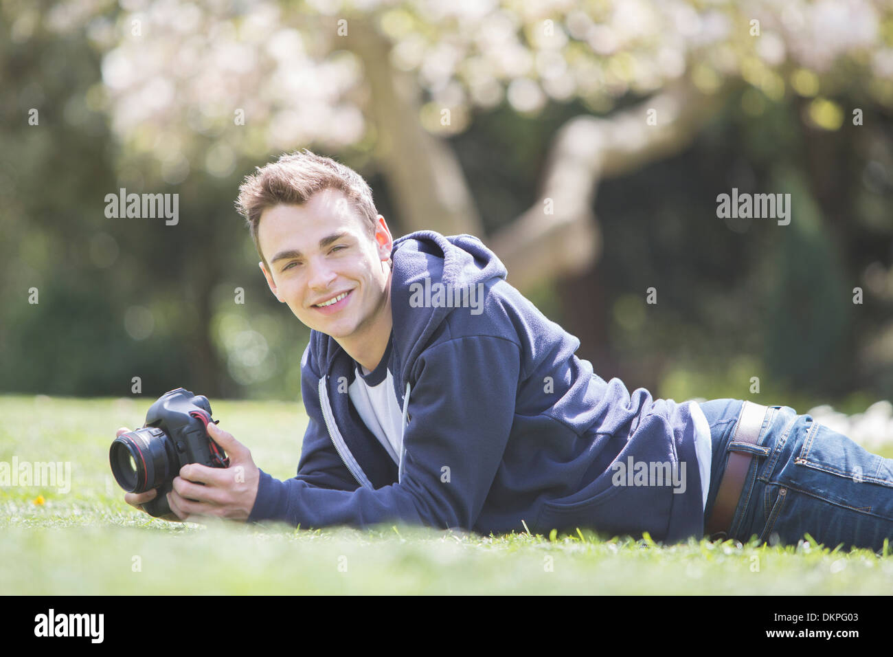 L'homme pose avec caméra dans park Banque D'Images