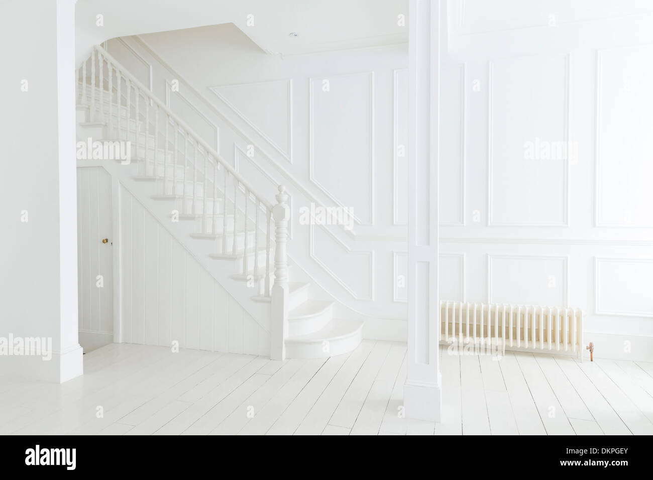 Escalier et les murs blancs ornés de chambre Banque D'Images