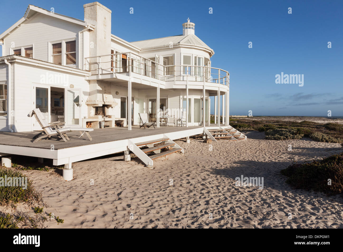 Beach house overlooking ocean Banque D'Images