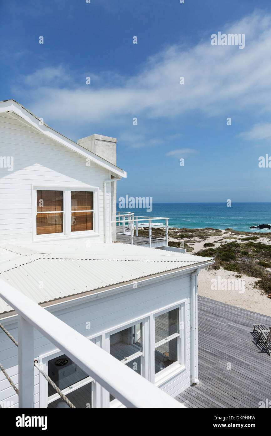 Beach house overlooking ocean Banque D'Images