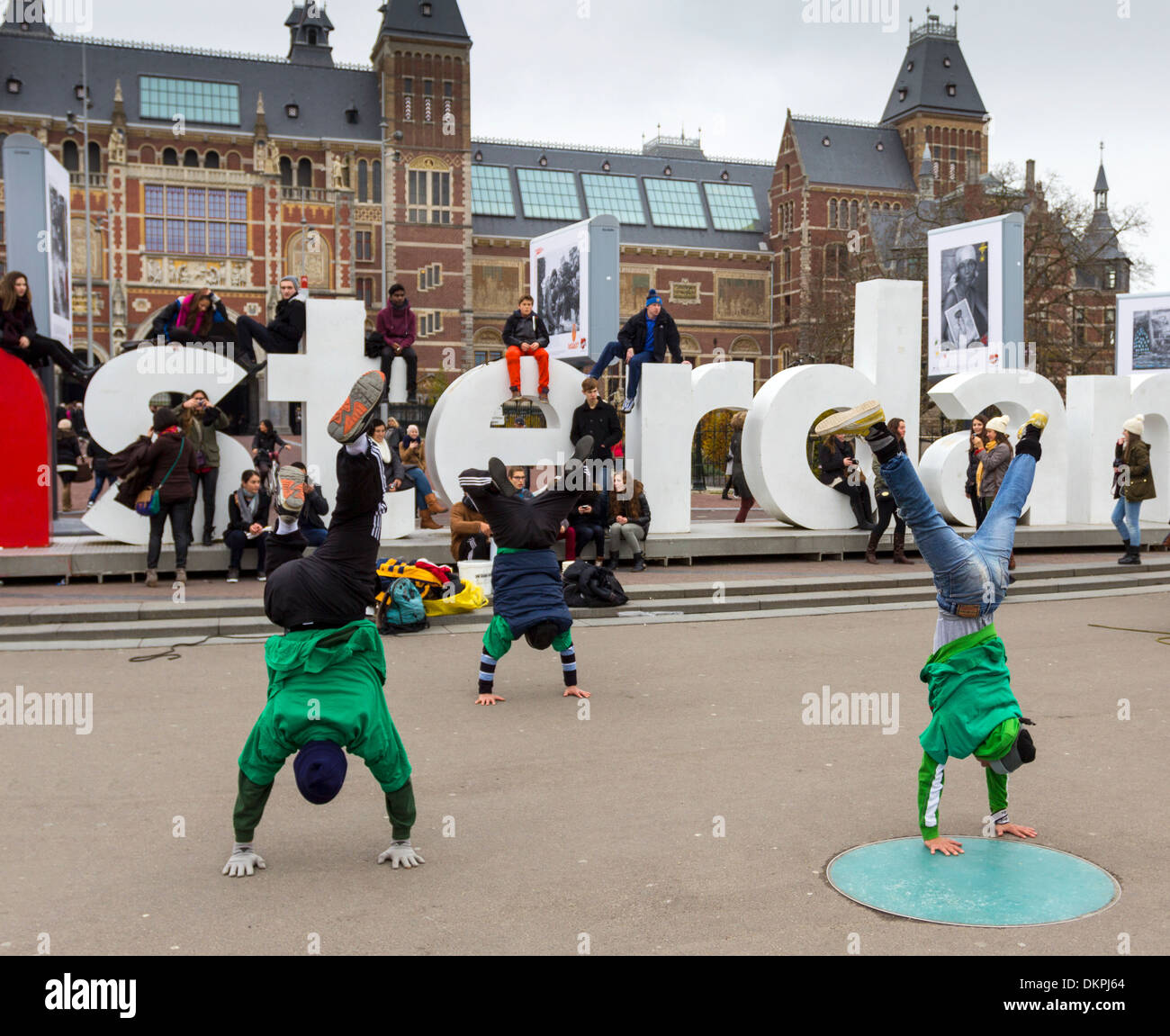 AMSTERDAM Pays-bas breakdance effectuant à l'extérieur le Rijksmuseum Banque D'Images