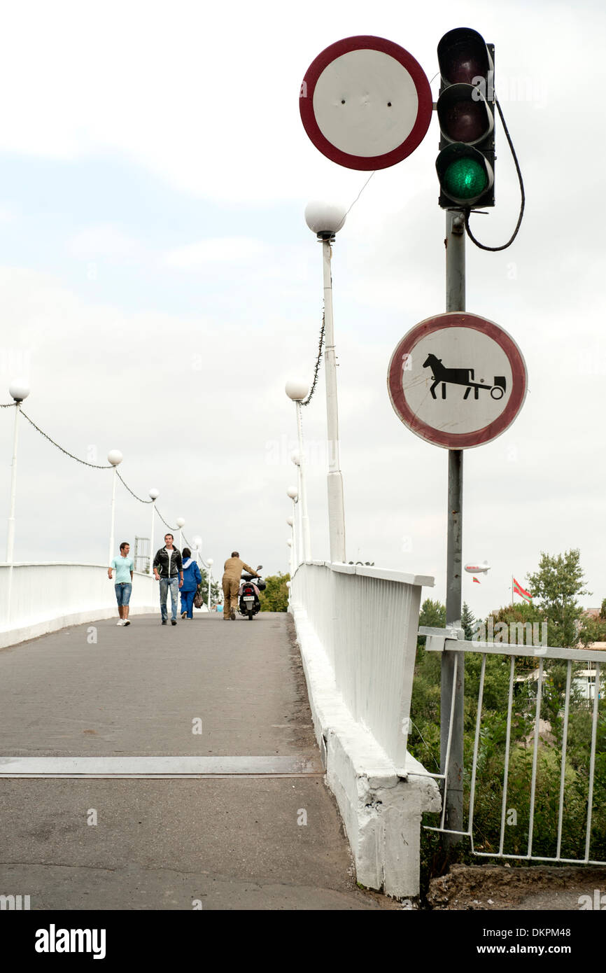 Pont sur la rivière Dniestr de Tiraspol, la capitale de la Transnistrie. Banque D'Images