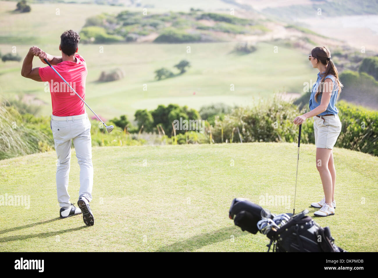 Couple pris le départ on golf course Banque D'Images