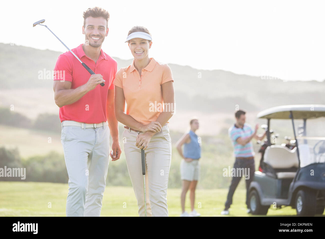 Smiling couple on golf course Banque D'Images