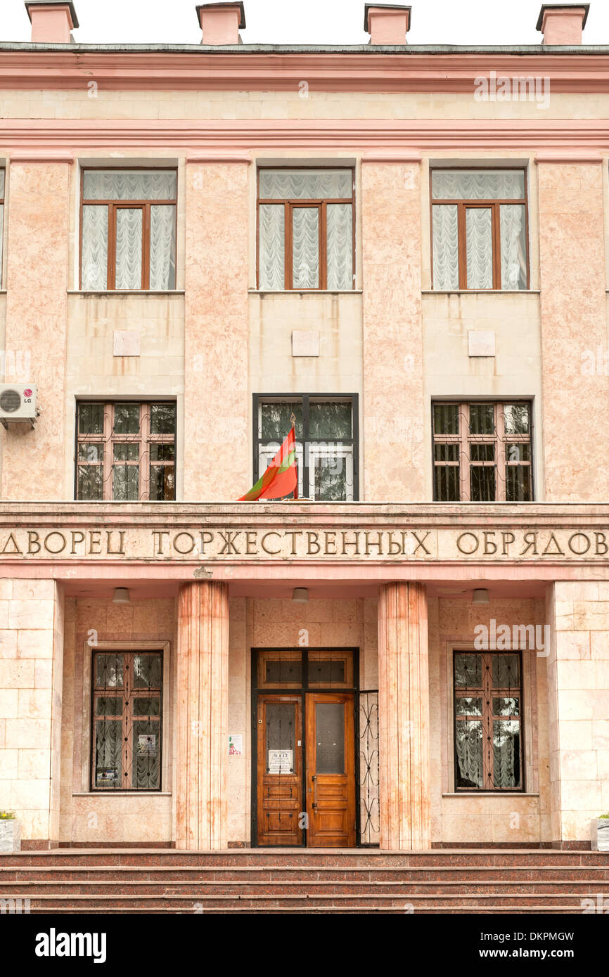 Bâtiment administratif de style soviétique de Tiraspol, la capitale de la Transnistrie. Banque D'Images