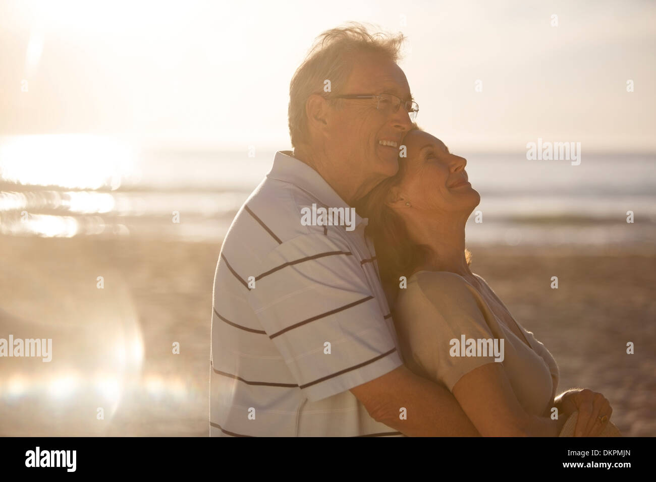 Vieux couple hugging on beach Banque D'Images