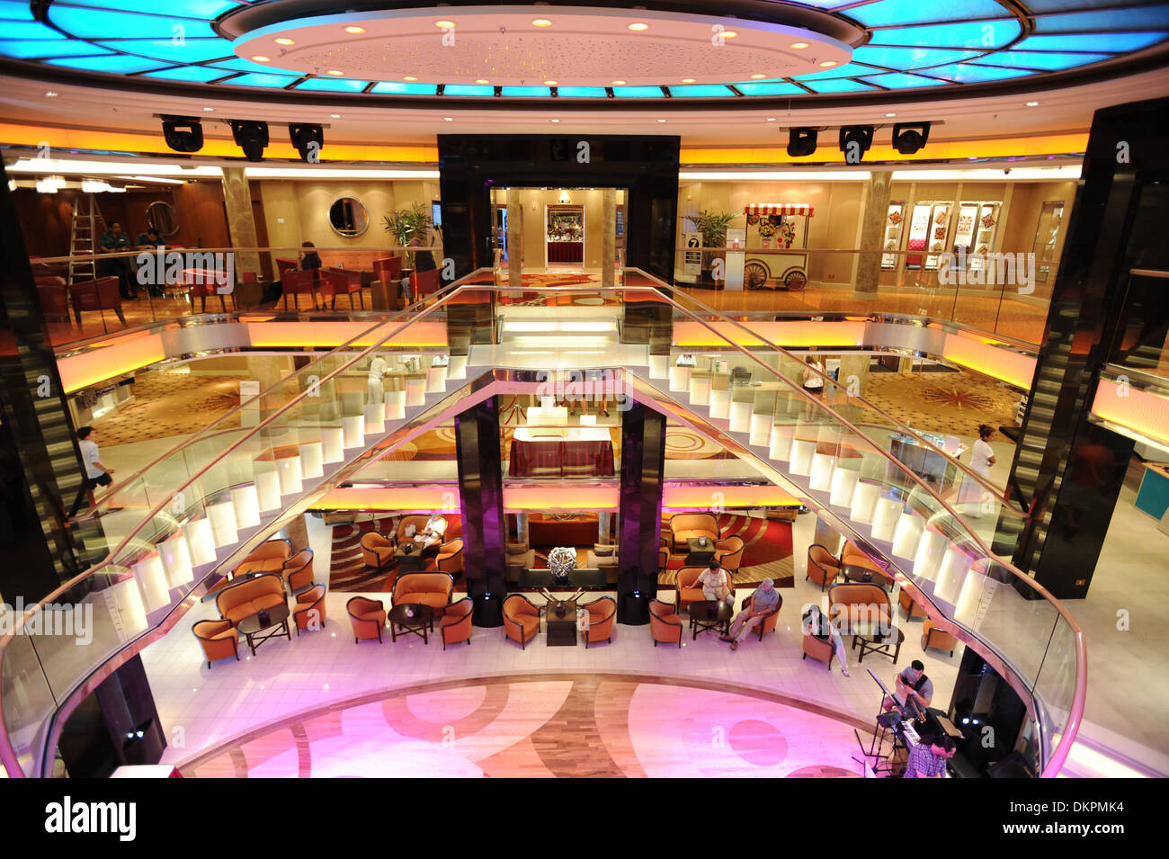 Une vue générale de l'atrium sur le P&O cruise ship Ventura. Banque D'Images