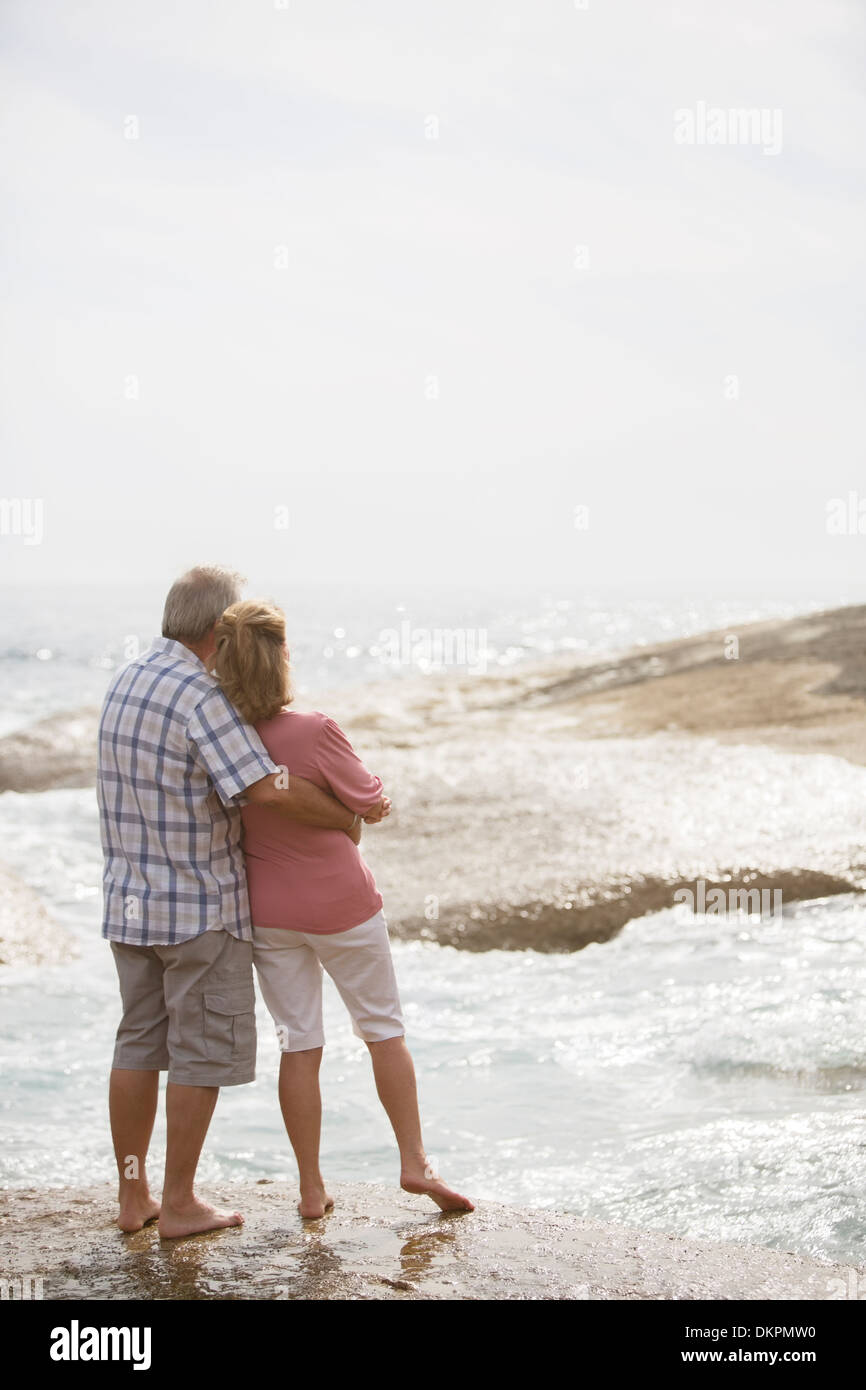 Vieux couple hugging on beach Banque D'Images