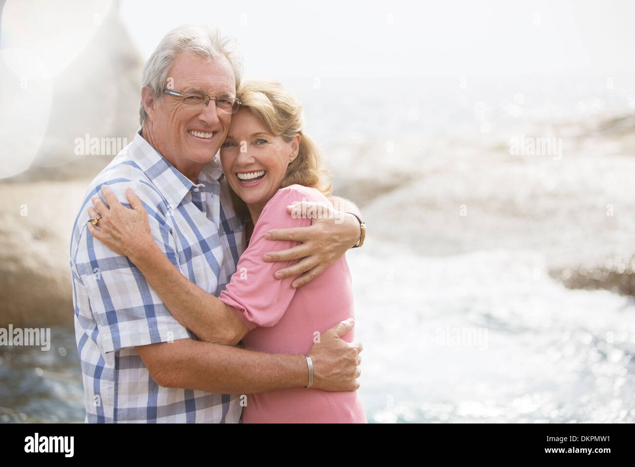 Vieux couple hugging on beach Banque D'Images