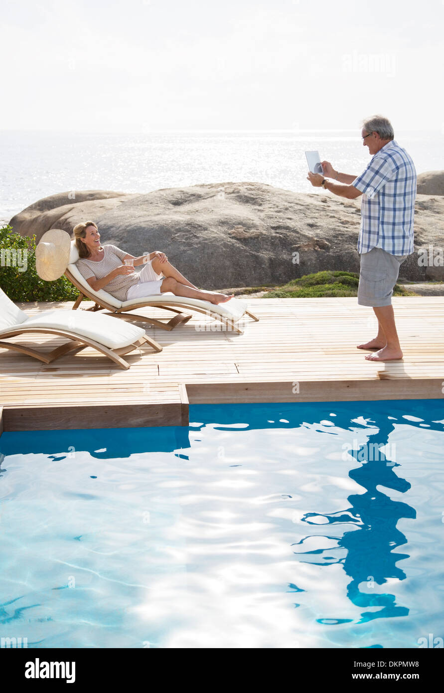 Homme plus âgé prendre photo de petite amie en extérieure Banque D'Images