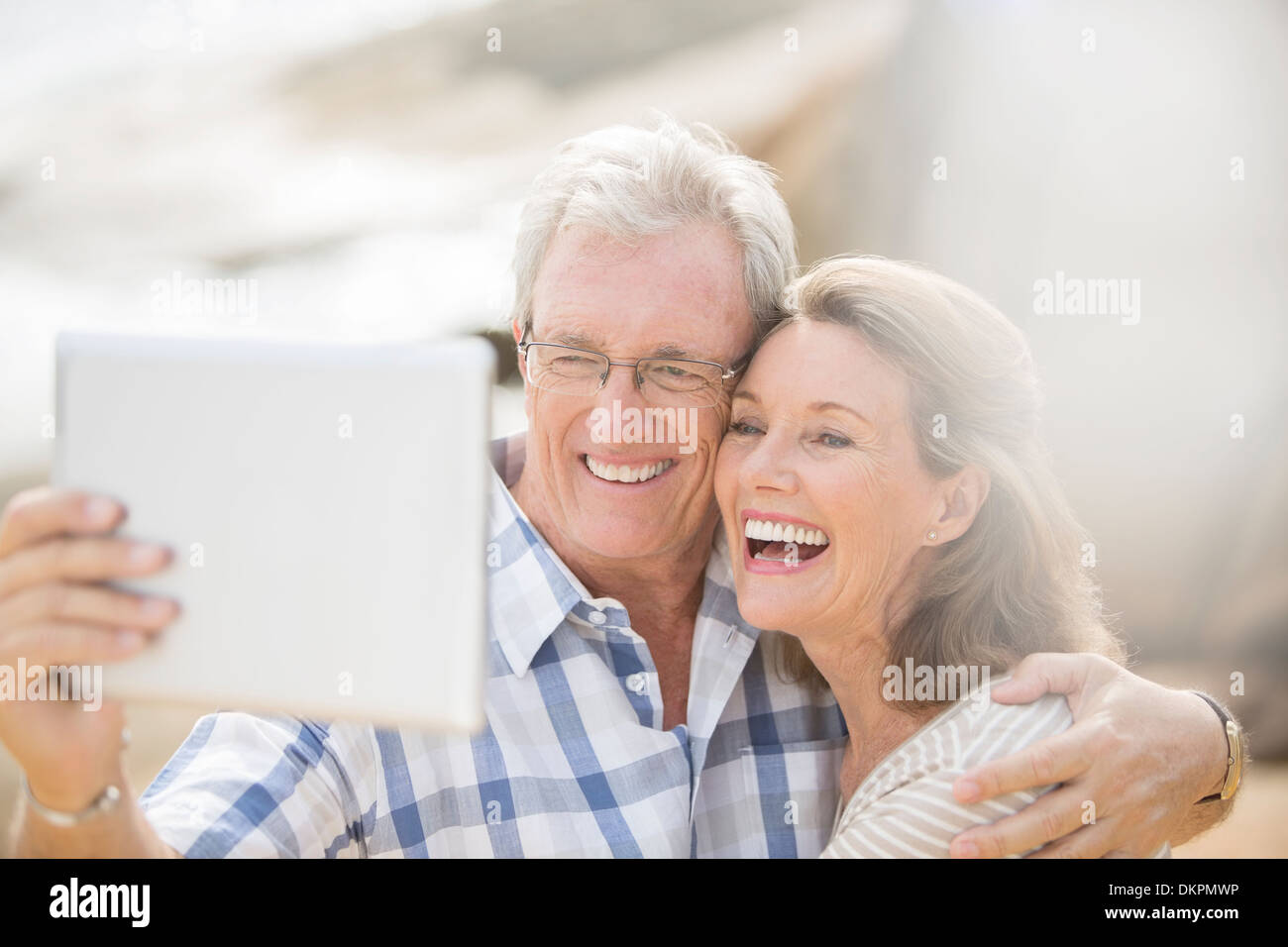 Vieux couple taking pictures with digital tablet Banque D'Images