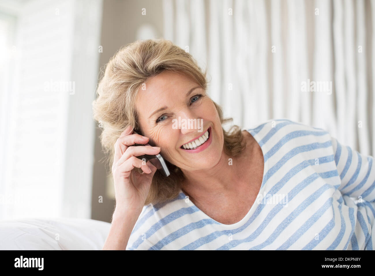 Older Woman talking on cell phone Banque D'Images