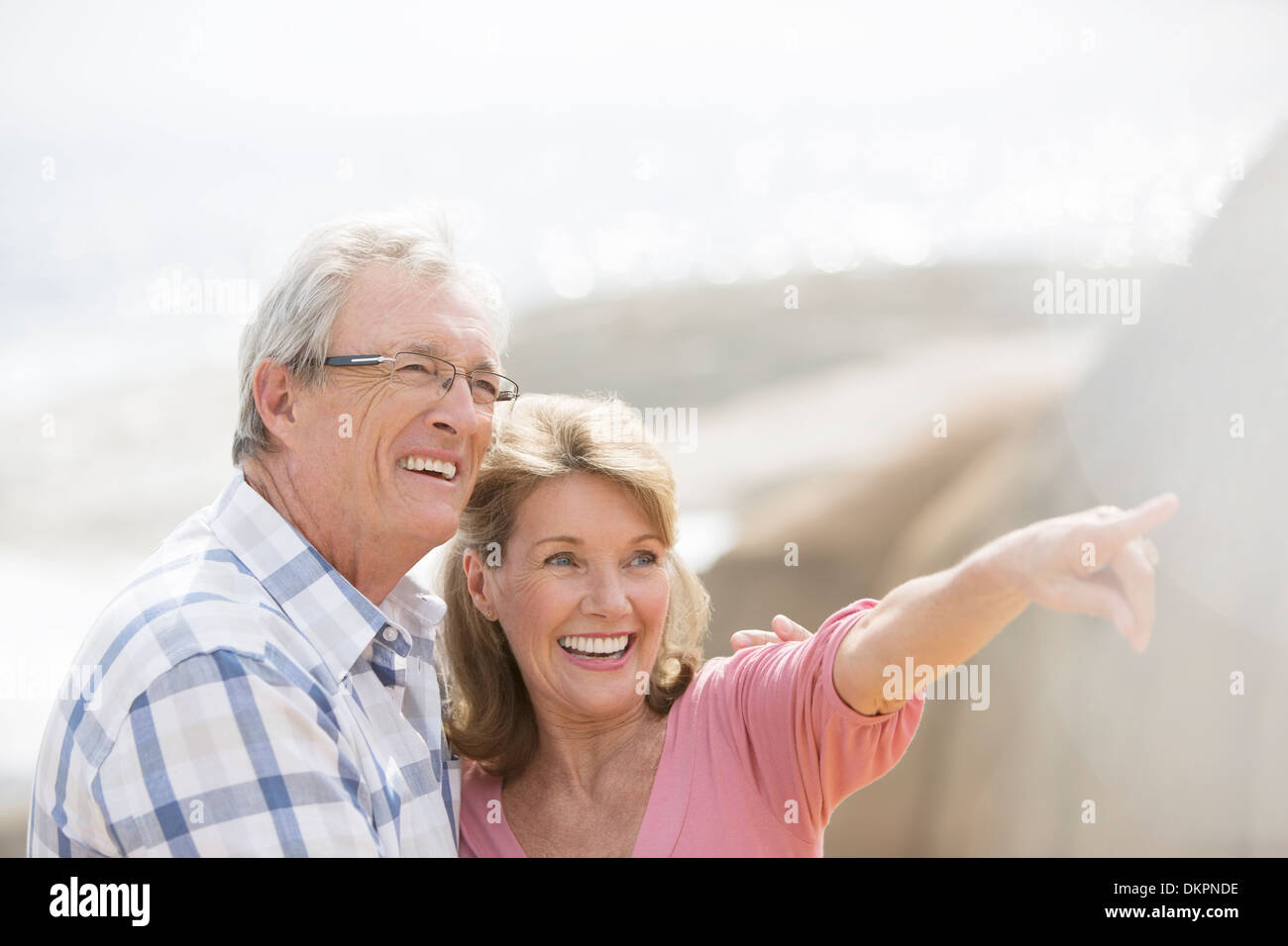 Vieux couple walking outdoors Banque D'Images