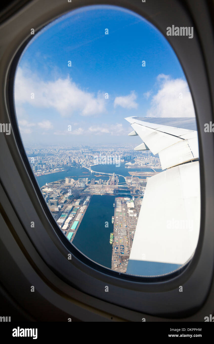La baie de Tokyo et le Rainbow Bridge vue à travers la fenêtre d'un avion sur une journée ensoleillée. Banque D'Images
