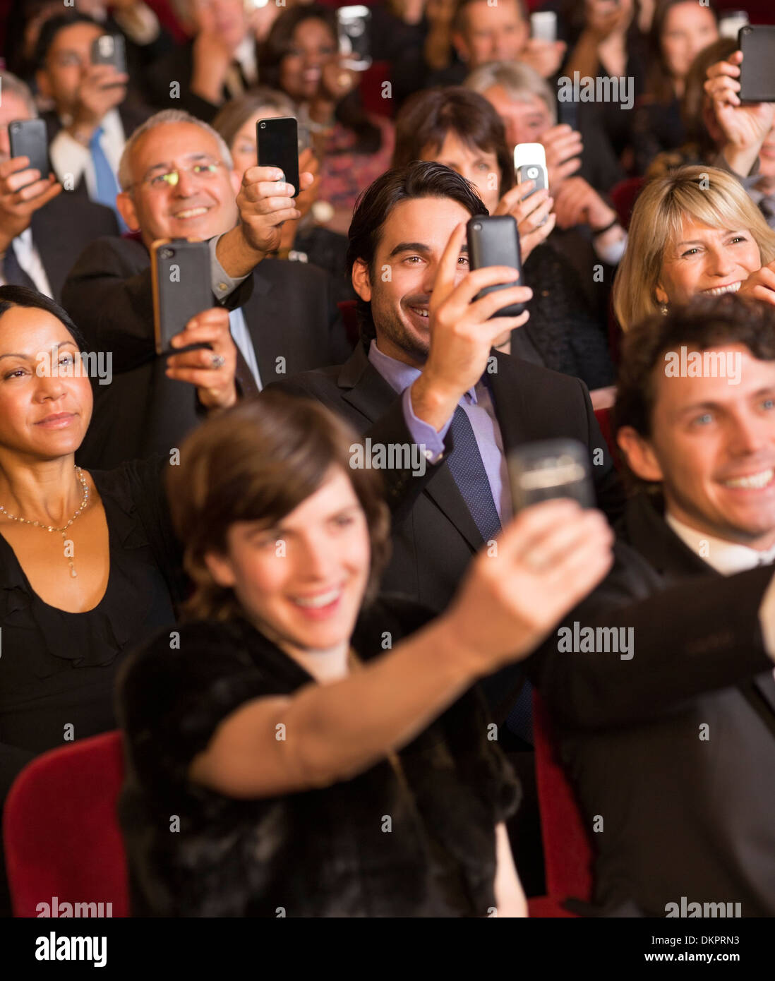 Public théâtre performance filmer avec des téléphones intelligents Banque D'Images