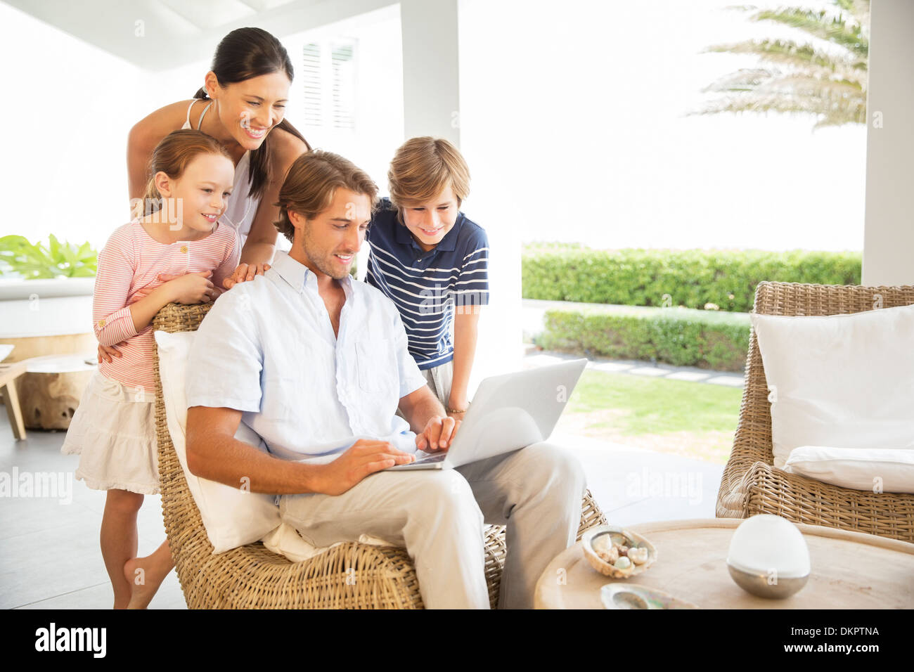 Family using laptop in living room Banque D'Images