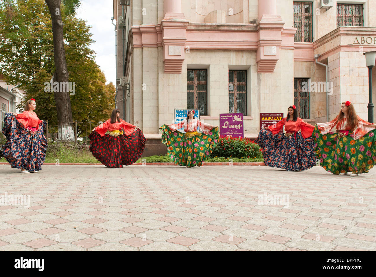 Le jour de l'indépendance des femmes au cours de danse (2 septembre) festivités à Tiraspol, capitale de la Transnistrie. Banque D'Images