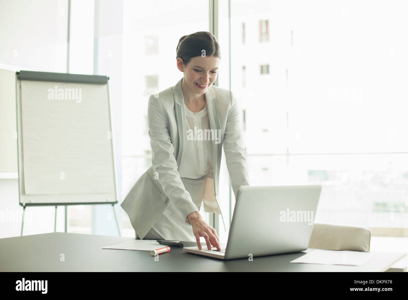 Businesswoman using laptop in office Banque D'Images