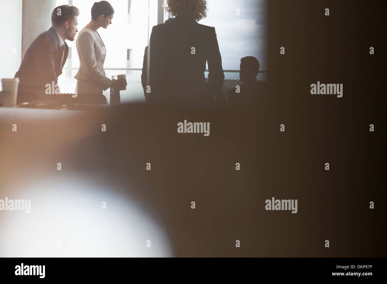 Silhouette of business people talking in meeting Banque D'Images