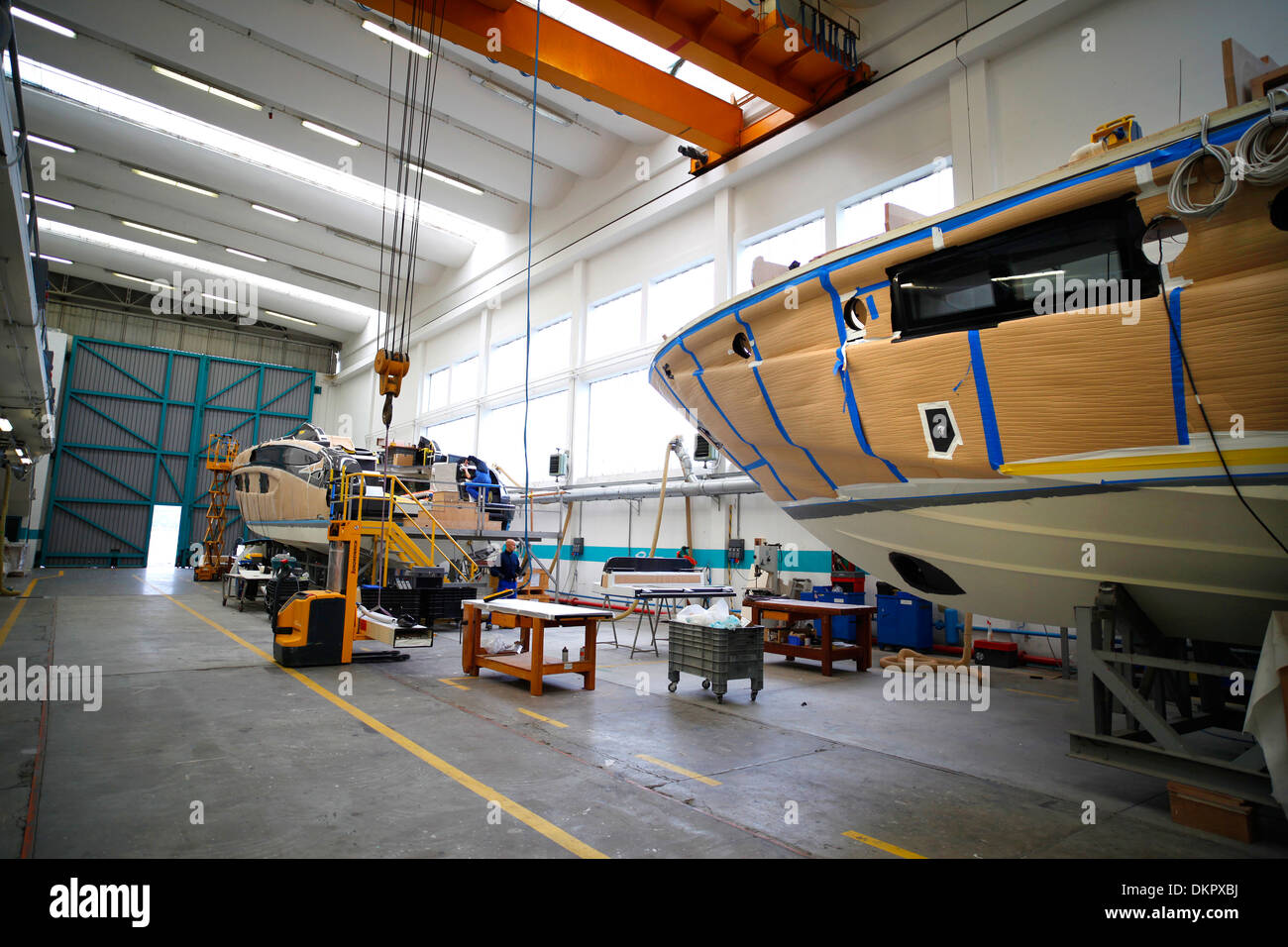 Riva super yachts en construction à l'usine à Sarnico, Italie. Banque D'Images
