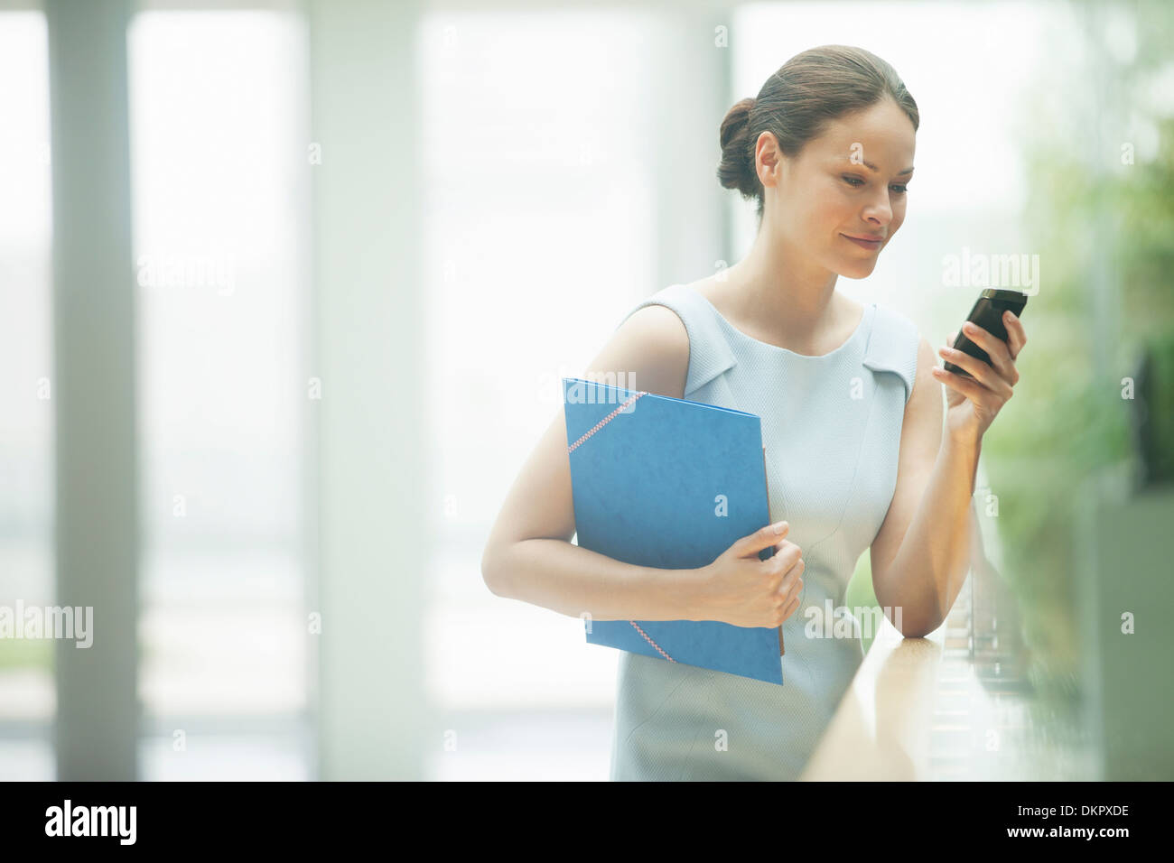 Businesswoman using cell phone Banque D'Images