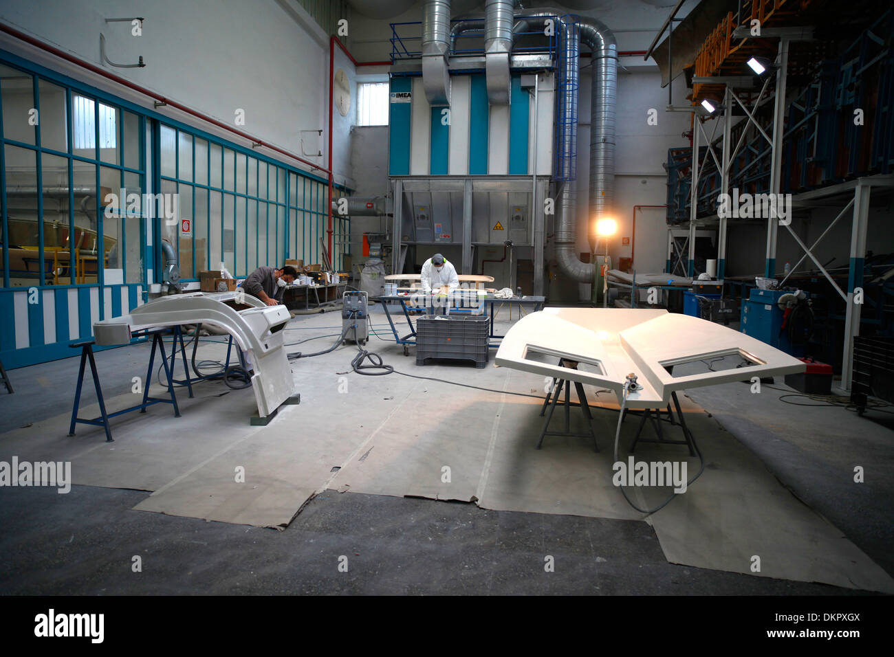 Un Rivarama super yacht en construction à l'usine de Riva à Sarnico, Italie. Banque D'Images