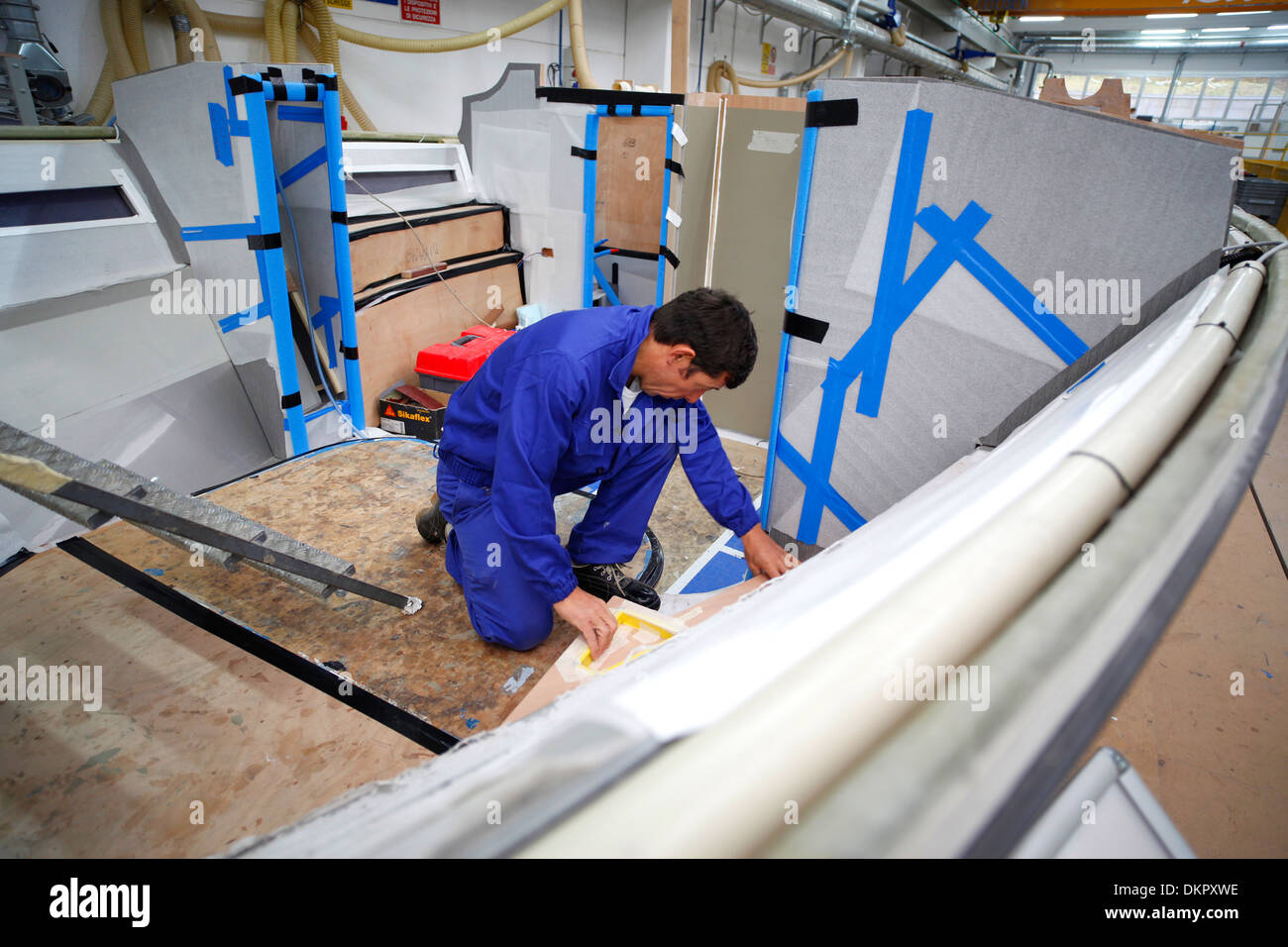 Un Rivarama super yacht en construction à l'usine de Riva à Sarnico, Italie. Banque D'Images