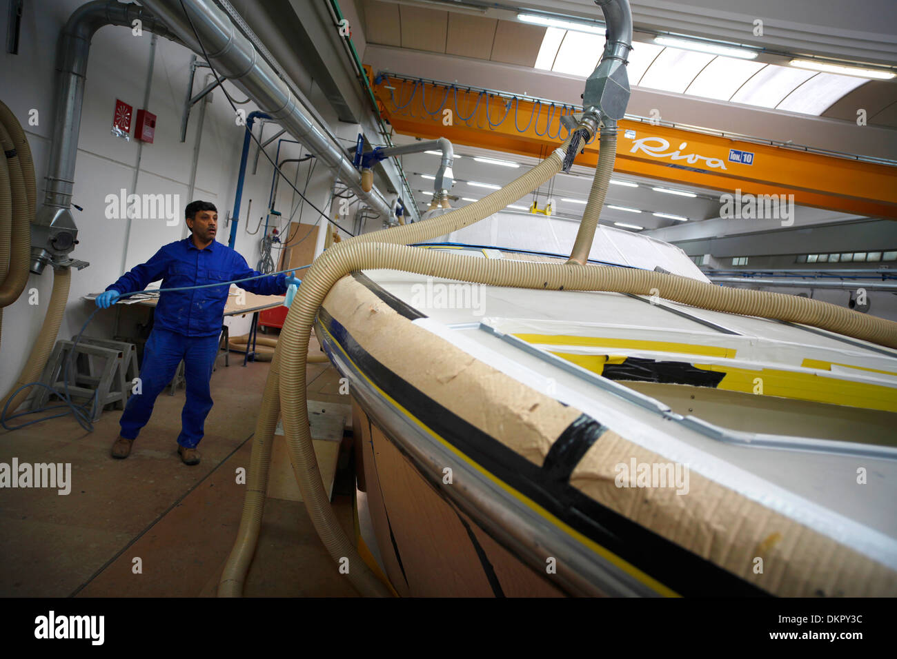 Un Rivarama super yacht en construction à l'usine de Riva à Sarnico, Italie. Banque D'Images