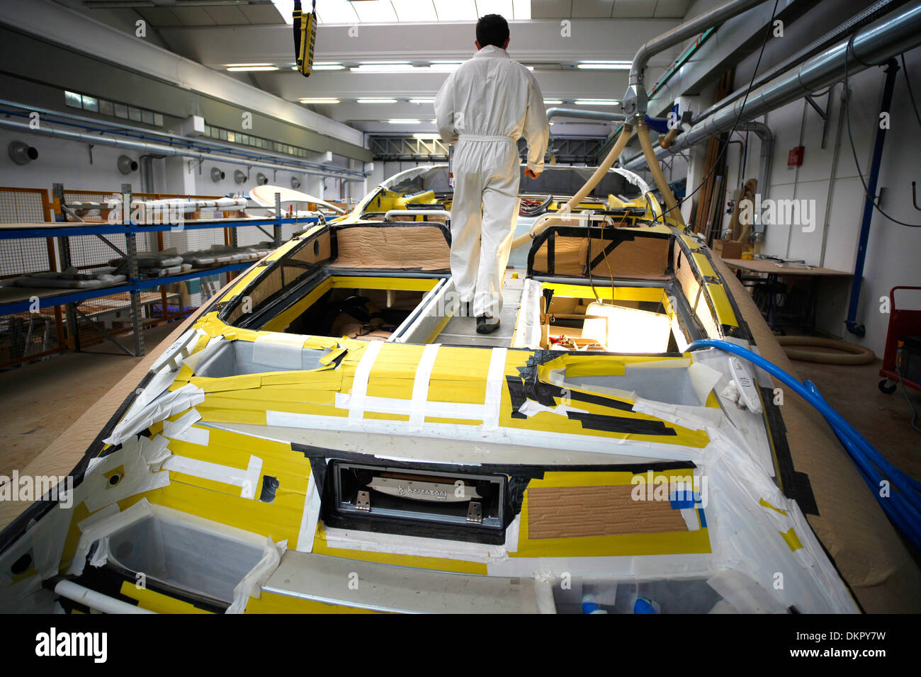 Un Rivarama super yacht en construction à l'usine de Riva à Sarnico, Italie. Banque D'Images