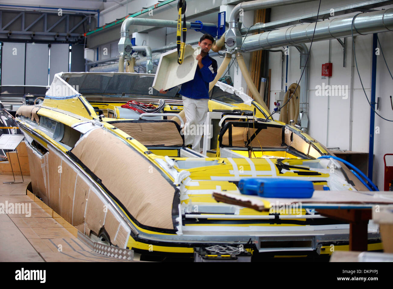 Un Rivarama super yacht en construction à l'usine de Riva à Sarnico, Italie. Banque D'Images