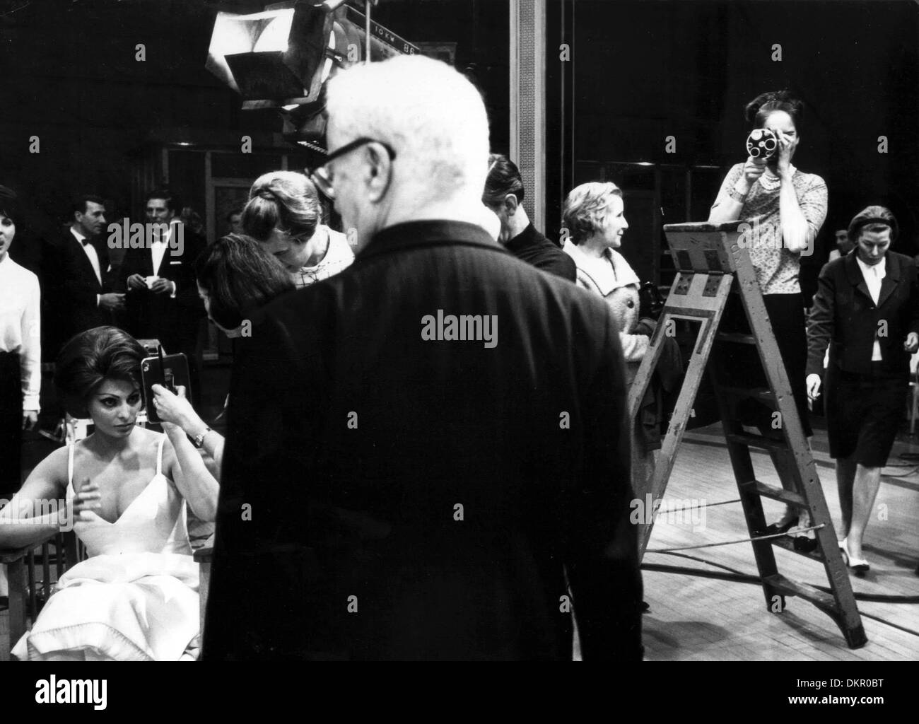 9 février 2000 - CHARLIE CHAPLIN, ÉPOUSE OONA SUR L'ENSEMBLE DE LA COMTESSE DE HONG KONG. TAZIO SECCHIAROLI/(1966 Image : © Crédit Photos Globe/ZUMAPRESS.com) Banque D'Images