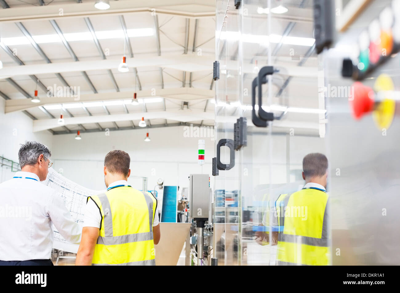 Superviseur et travailleur en usine les bleus d'affichage Banque D'Images